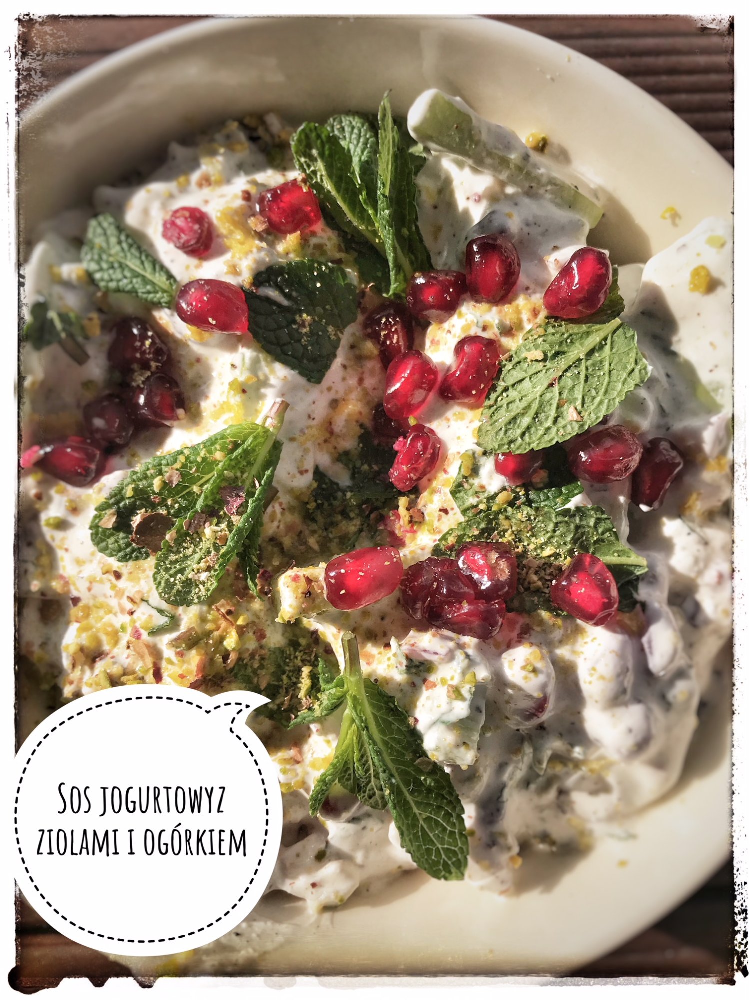 Jogurtowy sos z ogórkiem, ziołami i granatem