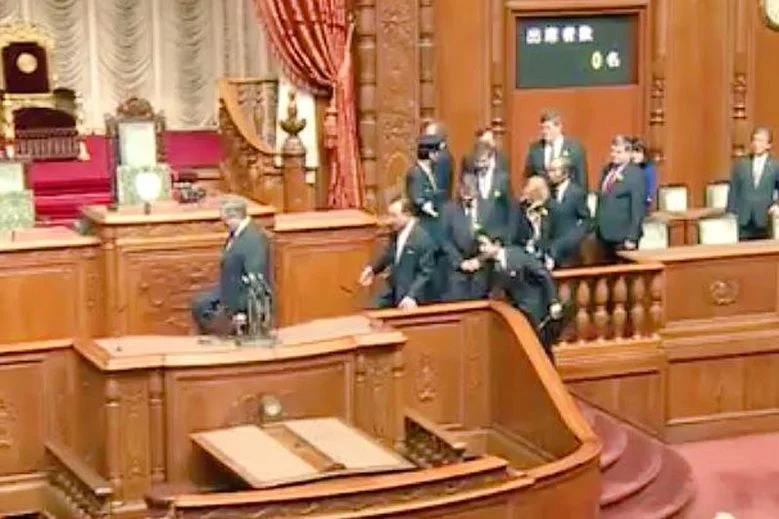 Nagranie z parlamentu Japonii było dużym problemem dla Bronisława Komorowskiego