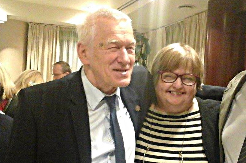 Ewa Krawczyk jest asystentką społeczną Kornela Morawieckiego. Jednocześnie wystąpiła jako przedstawiciel środowisk ludzi niepełnosprawnych, które podpisały porozumienie z rządem.