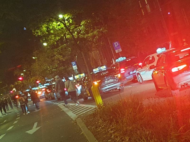 Strajk Kobiet. Taksówkarze dołączyli do blokady ulic w Warszawie.