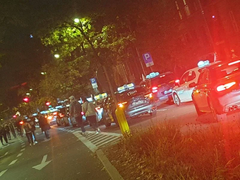 Protesty skoncentrowały się w okolicy siedziby TK. Strajk Kobiet. Taksówkarze dołączyli do blokady ulic w Warszawie.