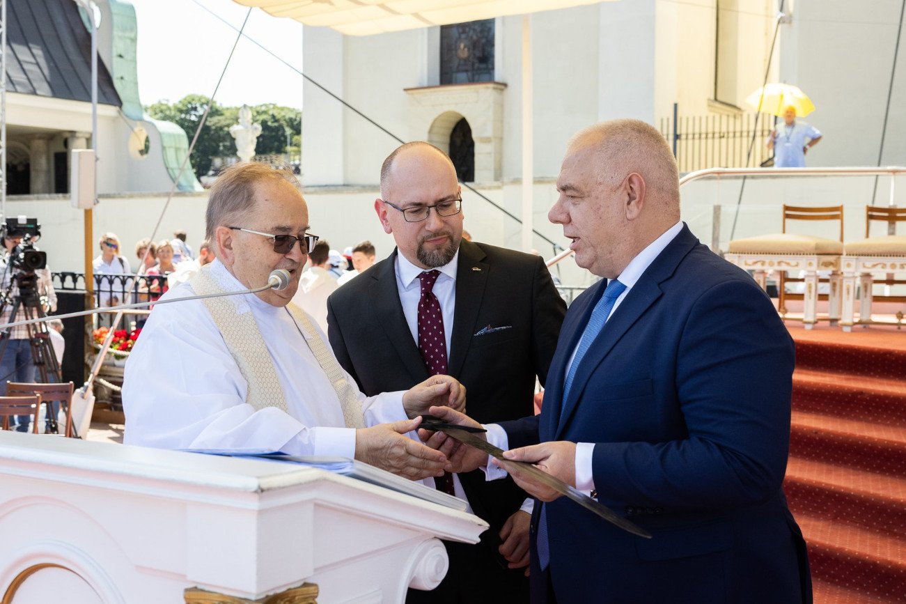 Jacek Sasin ofiarował Tadeuszowi Rydzykowi historyczny miecz z czasów Mieszka I