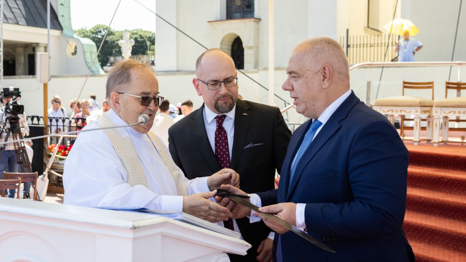 Jacek Sasin ofiarował Tadeuszowi Rydzykowi historyczny miecz z czasów Mieszka I