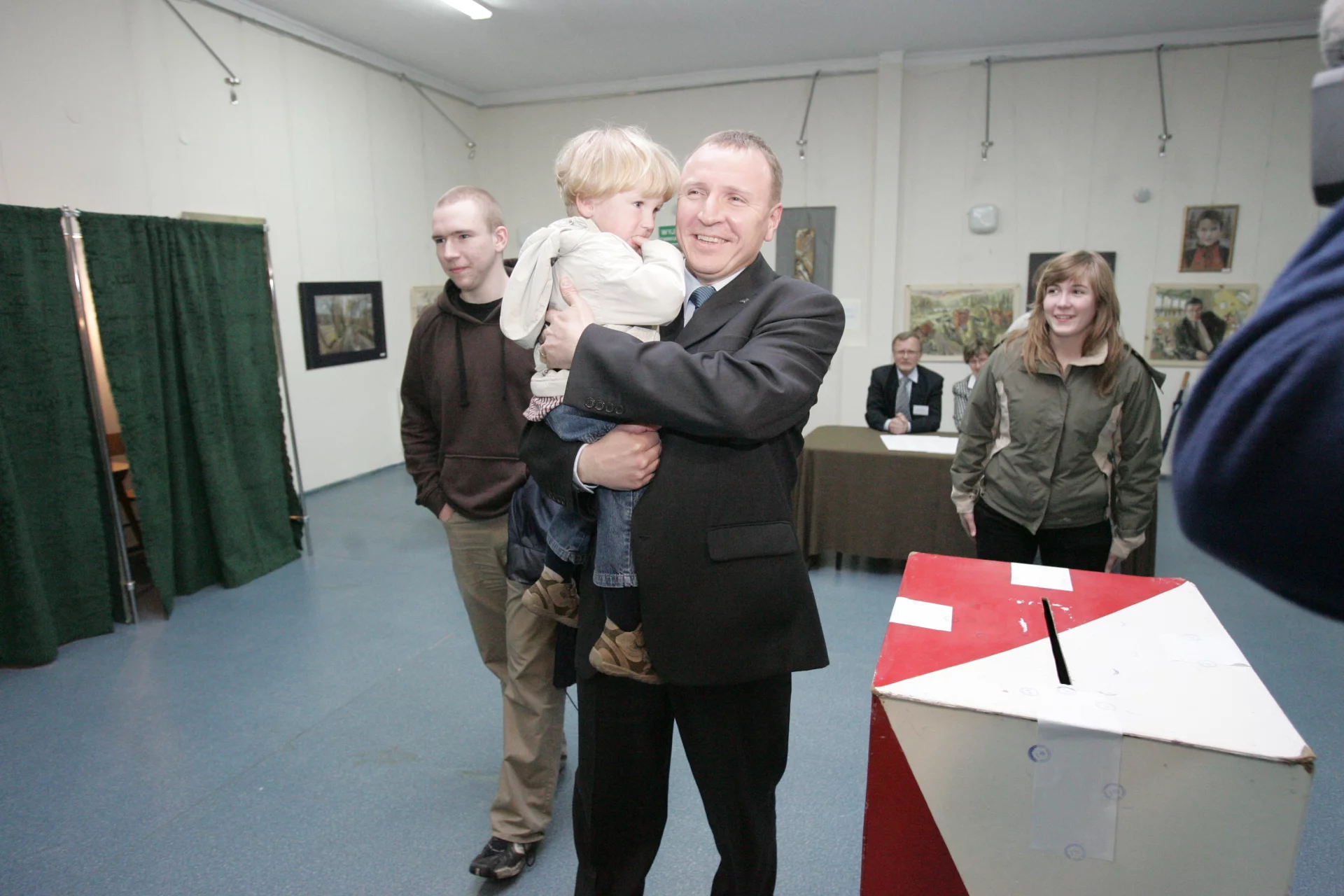 Rodzina Kurskich podczas głosowania do Parlamentu Europejskiego w 2009 roku. Po lewej widać Zdzisława "Antoniego", najstarszego syna Jacka Kurskiego, którego oskarżono o gwałt i molestowanie nieletniej Magdy Nowakowskiej. Zdzisław Antoni Kurski na głosowaniu z ojcem Jackiem oraz rodzeństwem (Zuzanną oraz najmłodszym w rodzinie Olgierdem).