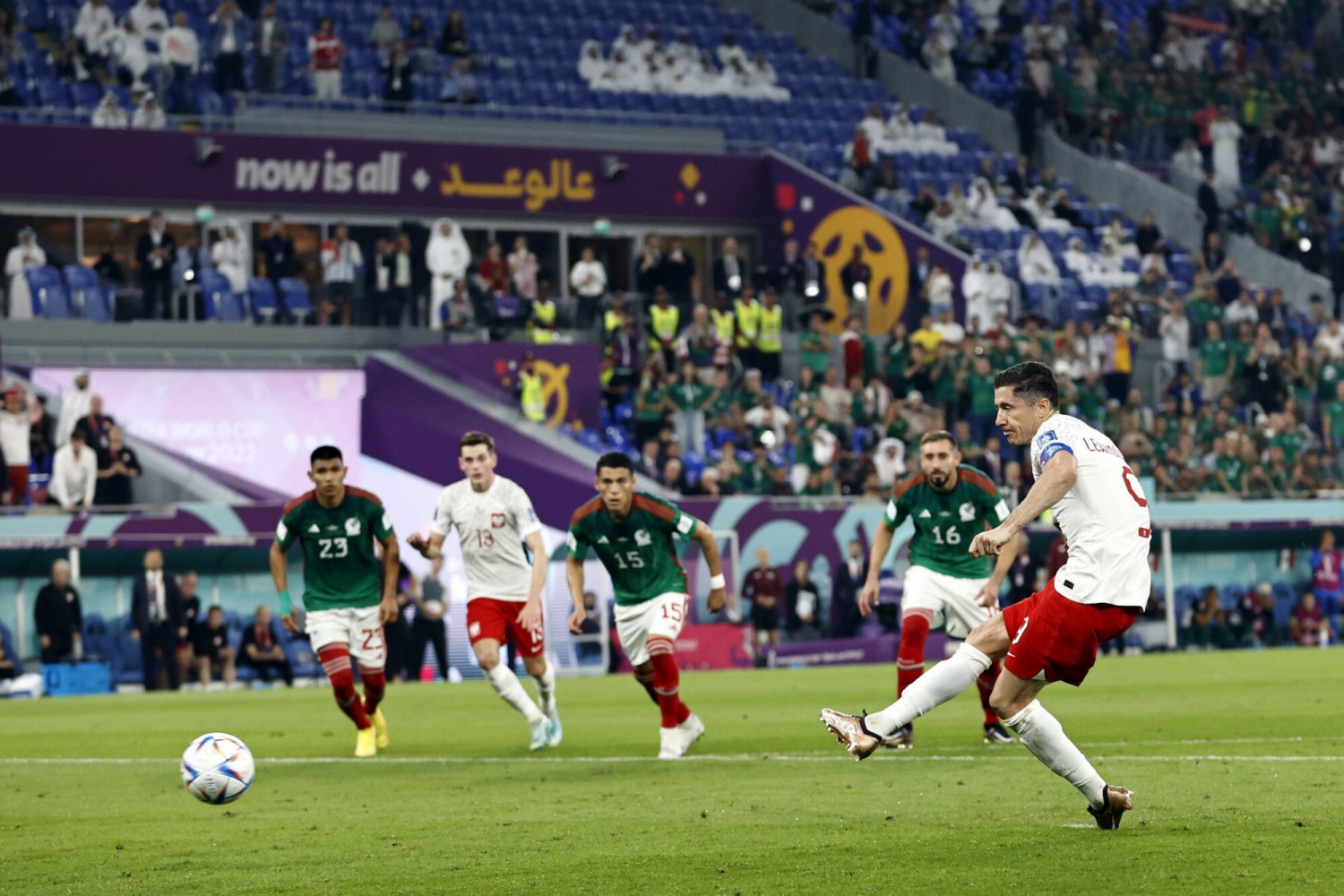 Remis, który musi boleć. Polacy mogli wygrać pierwszy mecz w MŚ, ale zawiódł "Lewy"