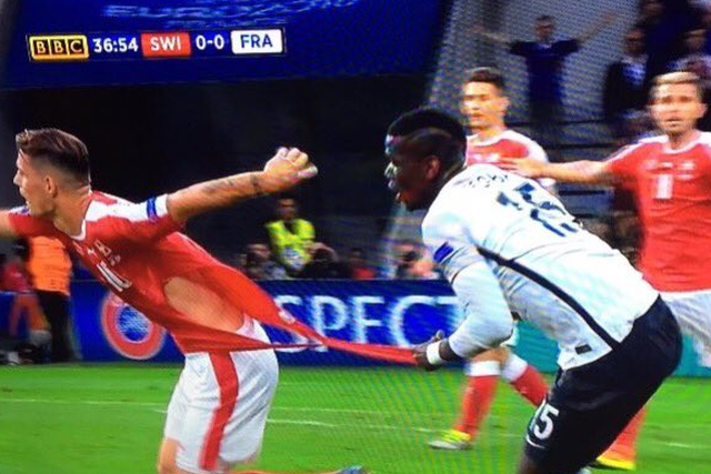 Internauci śmieją się z  koszulek - jednorazówek Szwajcarów.