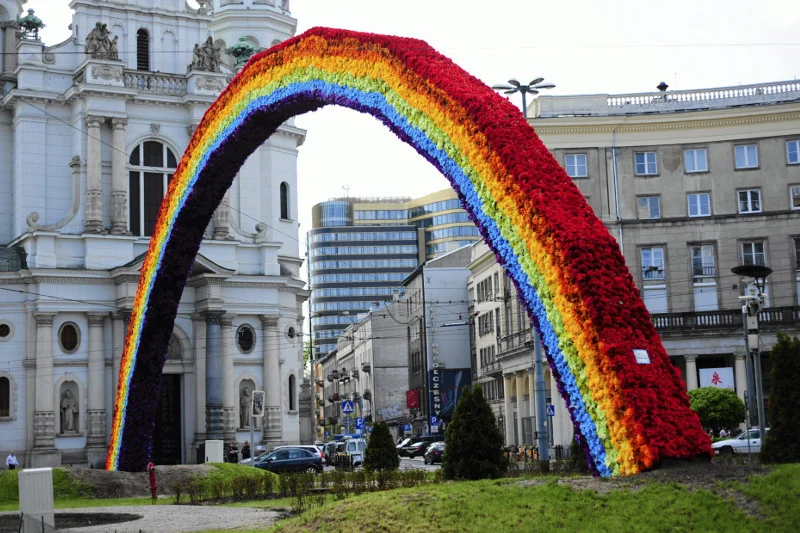 Gender zabija – uważają uczestnicy spotkań modlitewnych na pl. Zbawiciela.