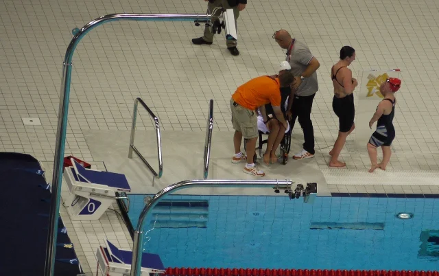 Eleanor Simmonds tuż po wygraniu pierwszego swojego złota w Londynie. Zapewne rzuciła właśnie jakimś żartem na temat wysokich ludzi.