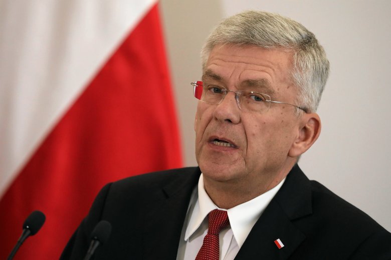 Dziennikarze zauważyli, że marszałek Senatu Stanisław Karczewski na ekranie swojego telefonu ma zdjęcie Donalda Tuska.