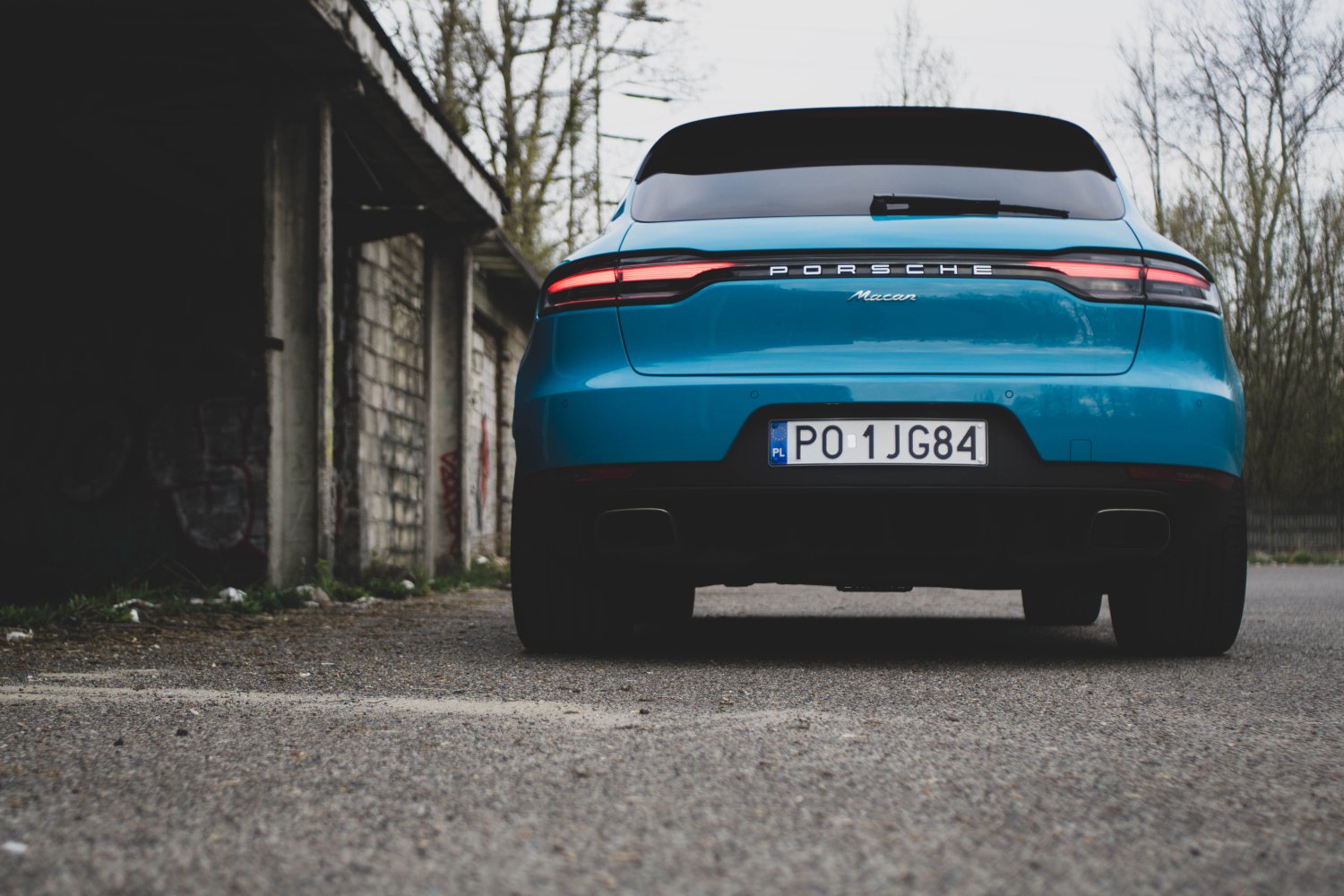 Dzięki nowemu pasowi świateł z tyłu Porsche Macan upodobniło się do innych modeli niemieckiego producenta.