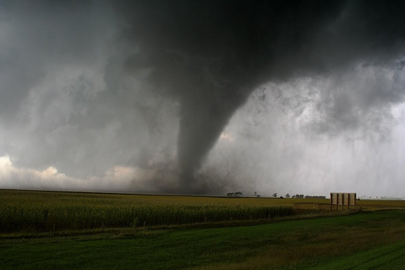 Piotr Żurowski wyjaśnia, jak powstają superkomórki burzowe, które odpowiadają za powstawanie trąb powietrznych.
