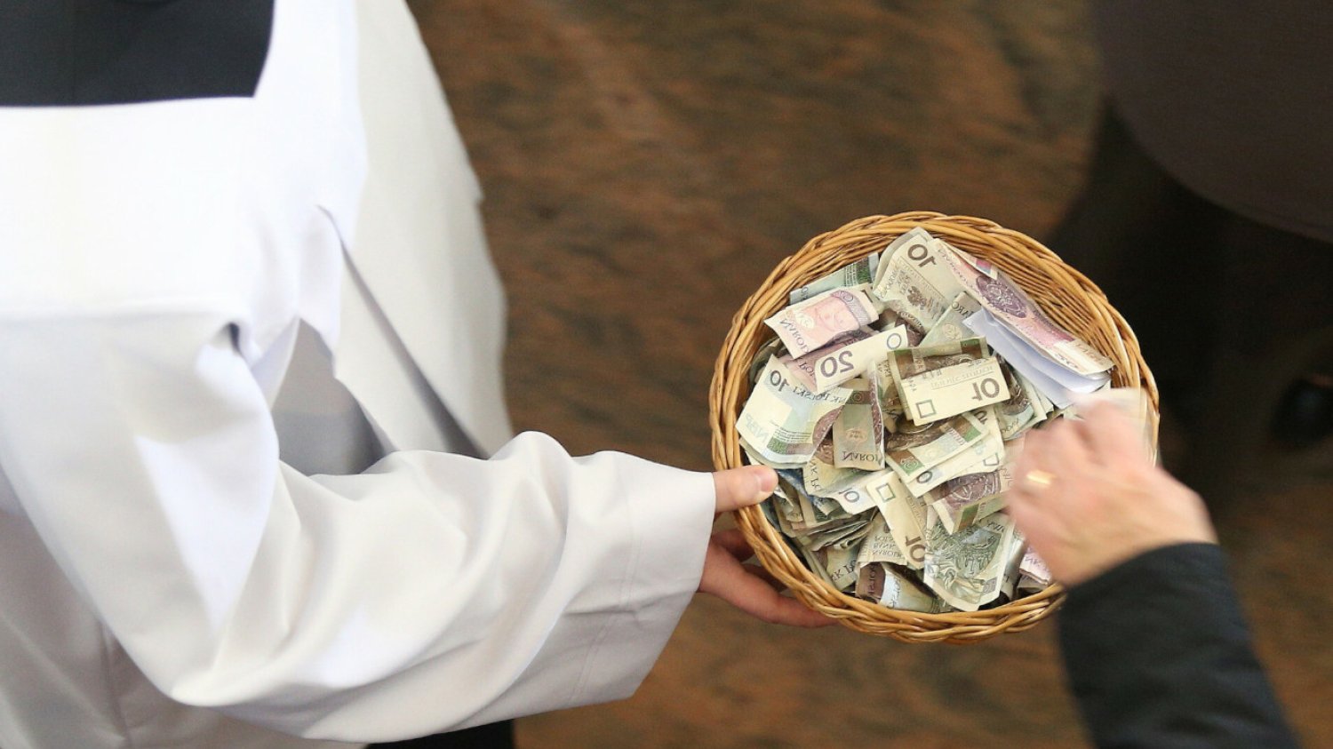 Proboszcz parafii w Domostawie na Podkarpaciu twierdzi, że 2 mln zł, które w dniu przejścia na emeryturę przelał sobie z konta parafii, to jego prywatne oszczędności