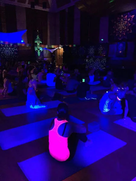 Dobra energia, radość z ćwiczeń i przebywania w grupie ludzi, którzy lubią podobne rzeczy - to łączy uczestników Yoga Rave