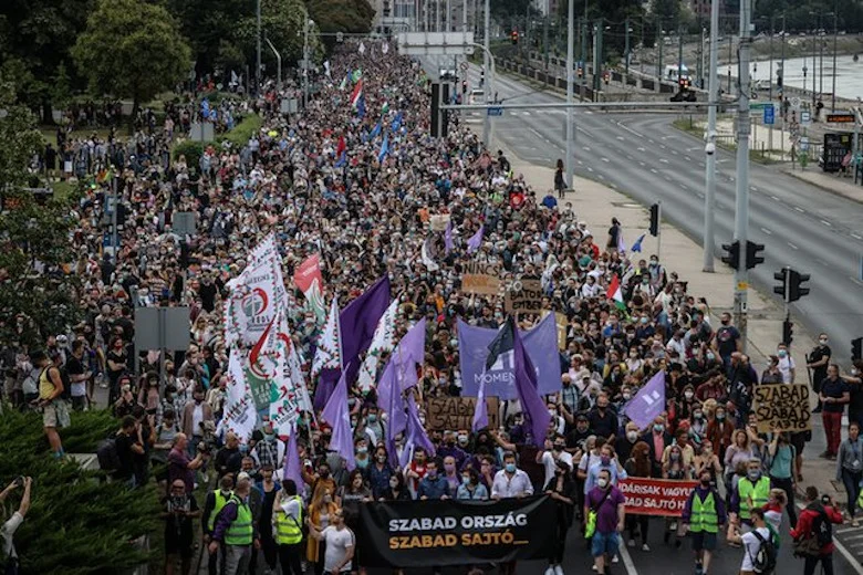 Węgrzy protestowali przeciwko niszczeniu niezależnych mediów.