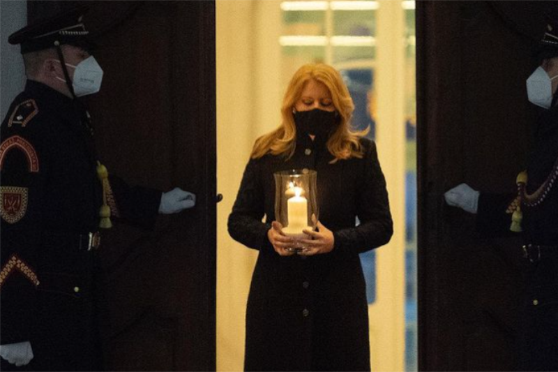 Zuzana Čaputová uczciła śmierć 7 tys. Słowaków, którzy zmarli przez ostatni rok przez koronawirusa. Zuzana Čaputová uczciła śmierć 7 tys. Słowaków, którzy zmarli przez ostatni rok przez koronawirusa