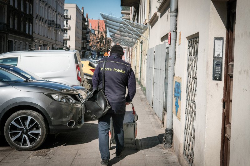 Wybory korespondencyjne 2020. Polacy wściekli. "Nie odbiorę pakietu" – reagują w internecie.