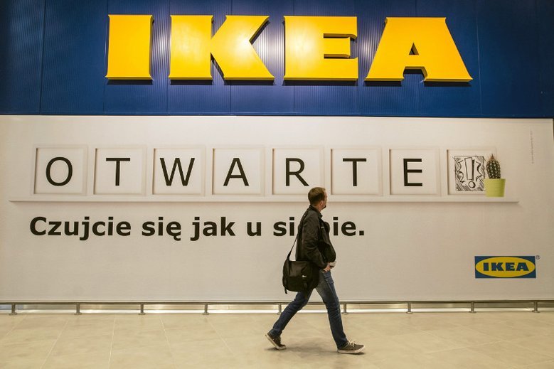 Politycy PiS stają w obronie pana Tomasza zwolnionego z IKEA.