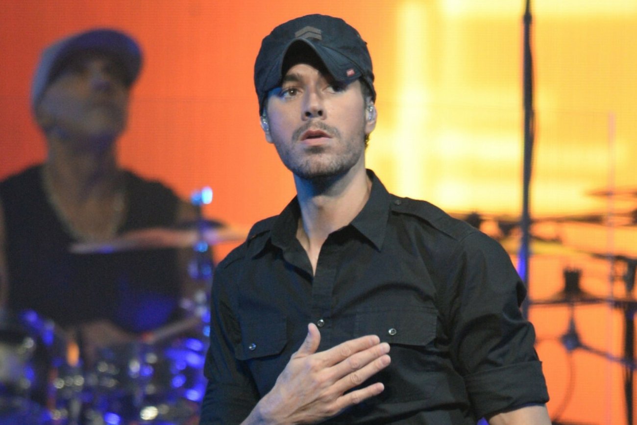 Niewierny Enrique Iglesias. Całował się z fanką w Las Vegas