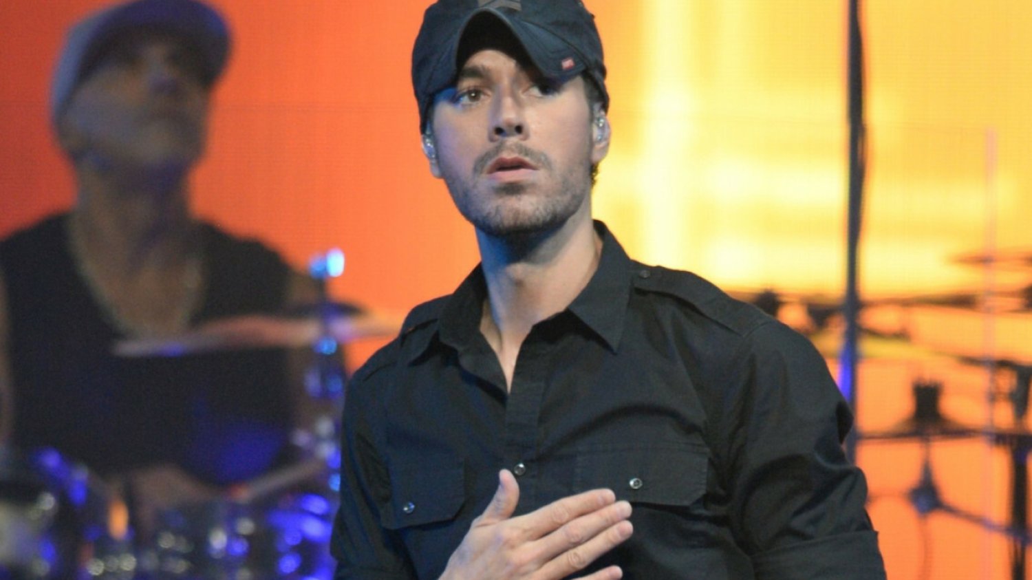 Niewierny Enrique Iglesias. Całował się z fanką w Las Vegas