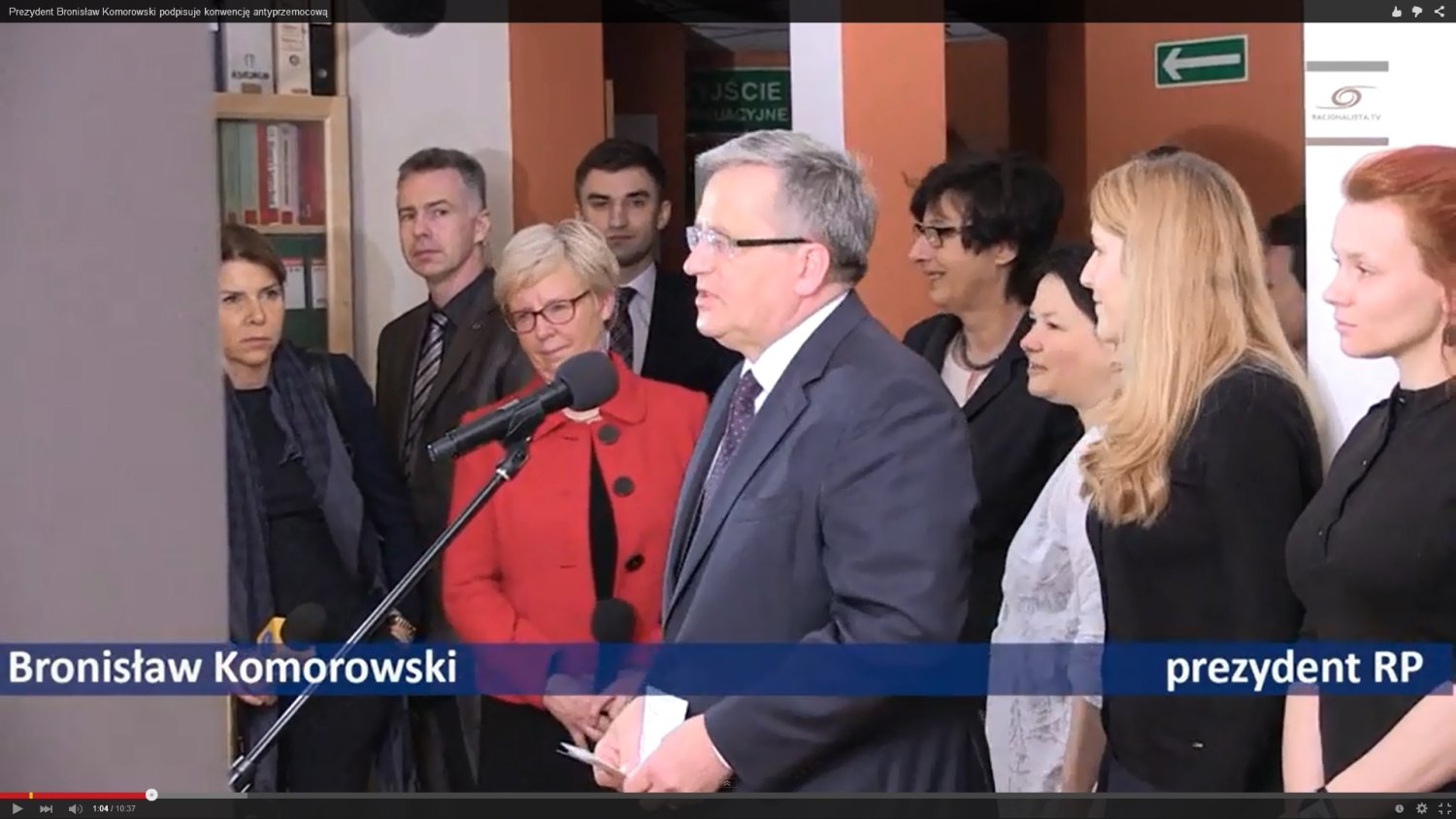 Przed podpisaniem konwencji. W środku prezydent Bronisław Komorowski i dyrektorka Centrum Praw Kobiet, Urszula Nowakowska