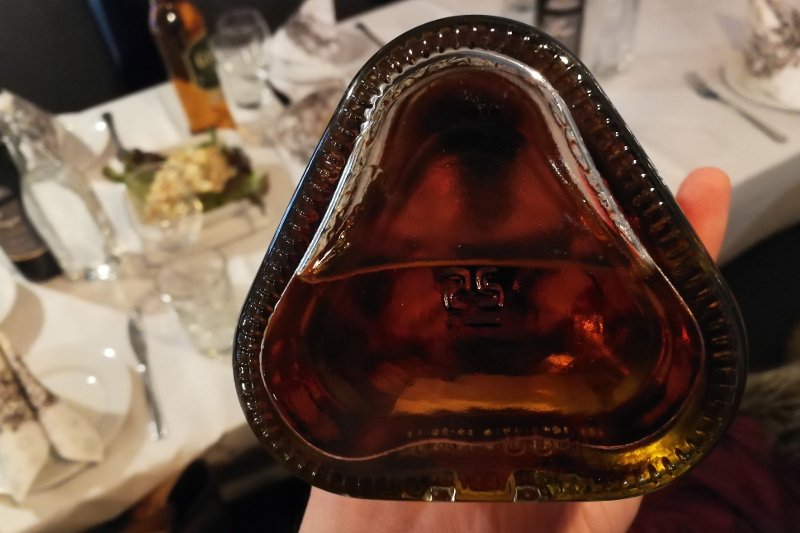 Okrągła? Niekoniecznie. Taki kształt denka od butelki nie jest czymś oczywistym.