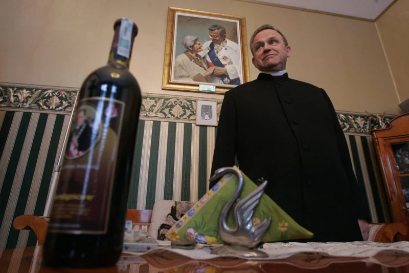 Ksiądz Jankowski promuje swoje wino "Monsignore". Dochód z jego sprzedaży miał być przeznaczony na budowę słynnego bursztynowego ołtarza
