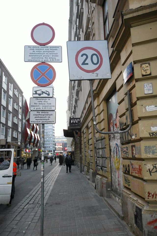 Ulica Chmielna w Warszawie czeka na kupców