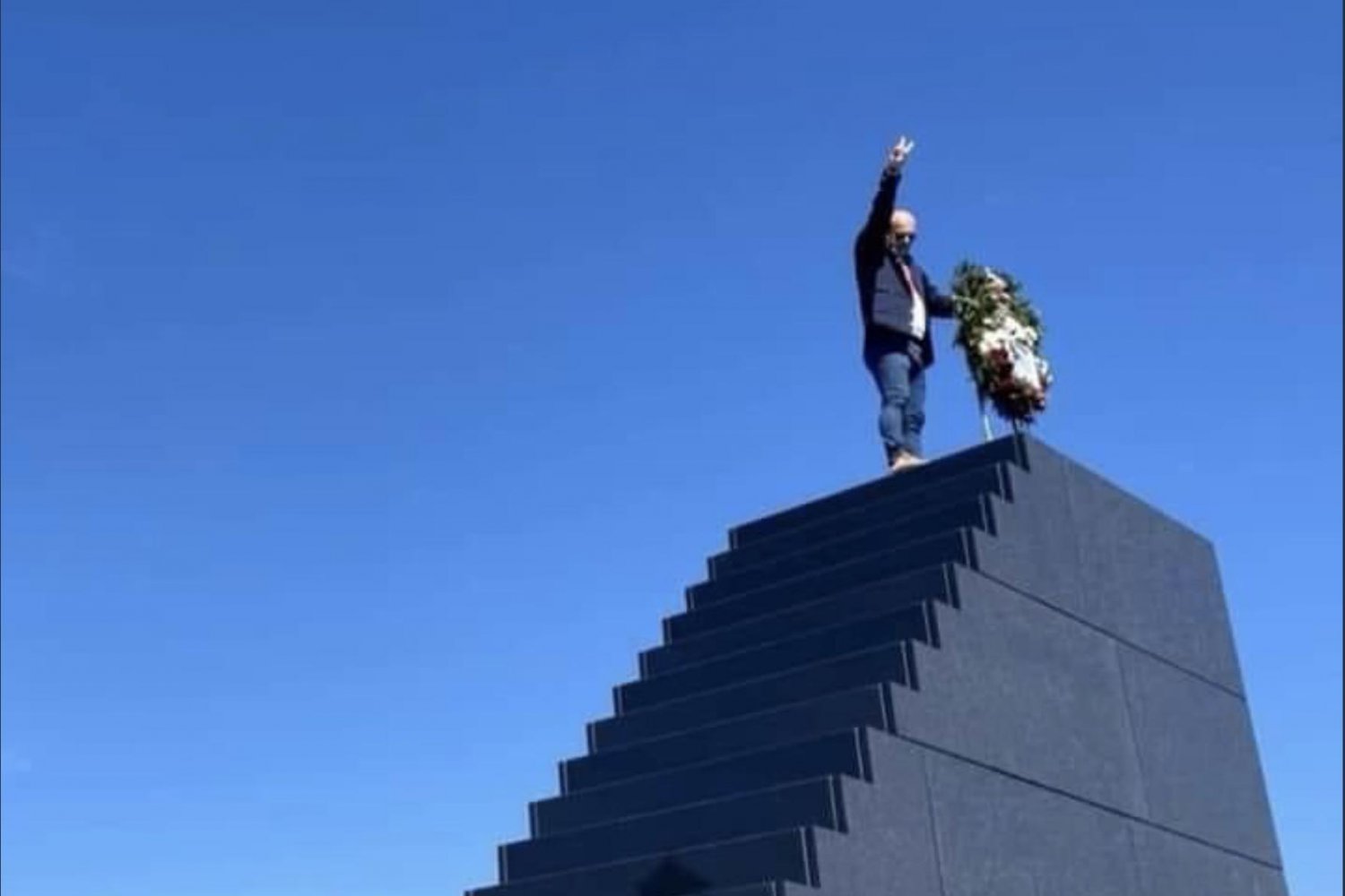 Mężczyzna wspiął się na pomnik Ofiar Katastrofy Smoleńskiej.