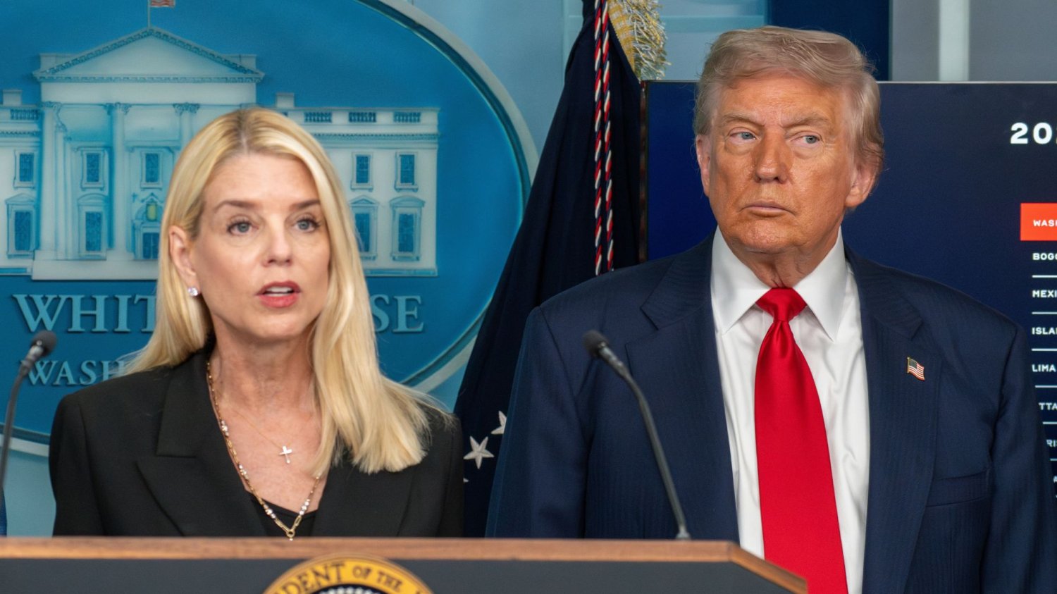 Pam Bondi wyleciała ze stanowiska. Trzęsienie ziemi w administracji Trumpa Pam Bondi, Donald Trump