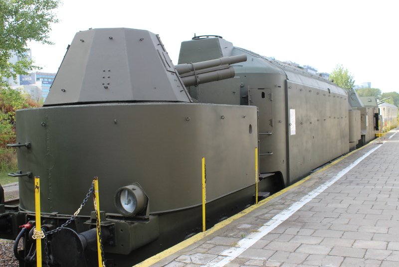 Pociąg pancerny z Muzeum Kolejnictwa w Warszawie. Tak z pewnością nie wyglądał "złoty pociąg", choć jest kilka podobieństw.
