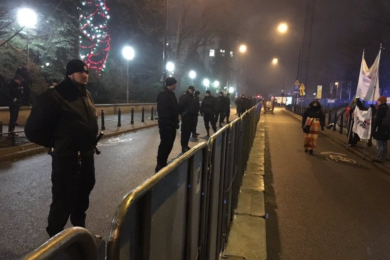Odgrodzili Sejm od ludzi. Wokół gmachu parlamentu stanęły barierki, a w środku wciąż trwa protest opozycji