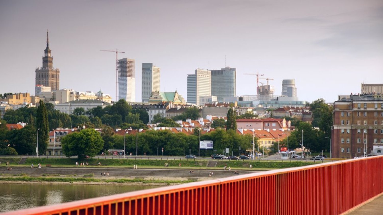 Panorama Skarpy i Śródmieścia Warszawy w widoku z prawego brzegu Wisły.