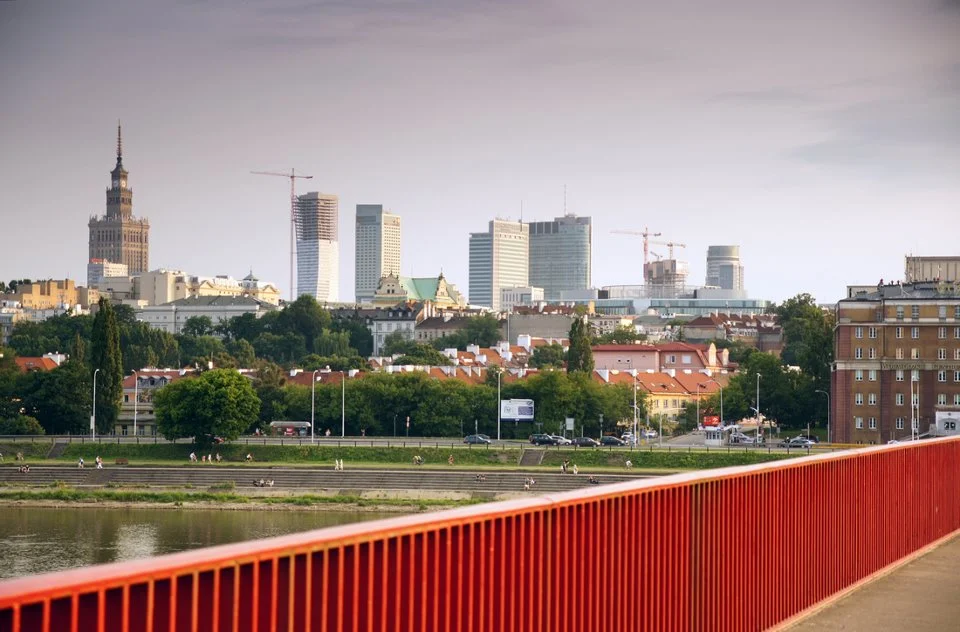 Panorama Skarpy i Śródmieścia Warszawy w widoku z prawego brzegu Wisły.