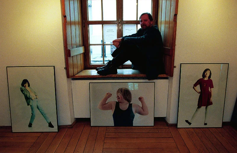 Fotoreporter Chris Niedenthal w Starej Galerii Związku Polskich Artystów Fotografików. 1994 rok.