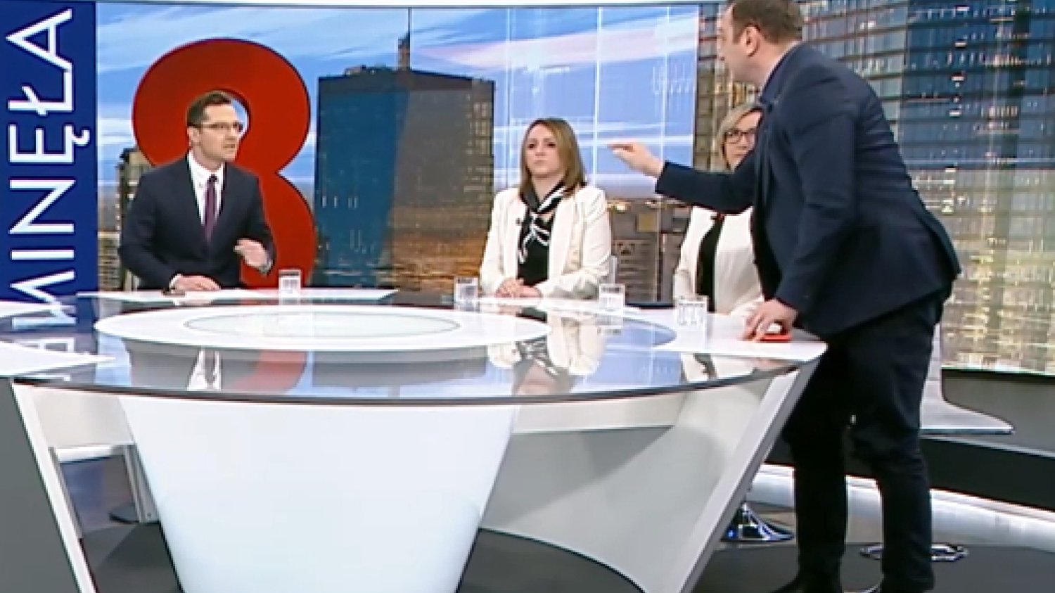 Poseł Trela wyszedł ze studia TVP Info. Śmierć 16-letniego syna posłanki