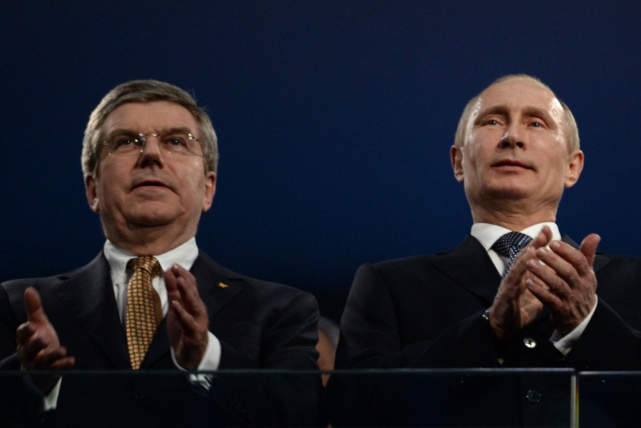 Szef MKOl Thomas Bach i Władimir Putin, człowiek trzymający "za twarz" wszystko, co dzieje się w Rosji