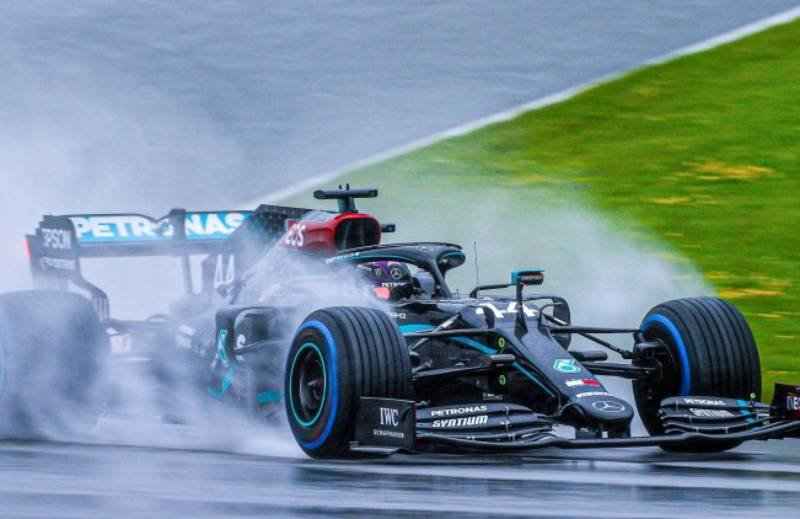 Mercedes to jedna z ekip chętnych do zaszczepienia swojego personelu. Bahrajn chce zaszczepić kierowców F1. Ferrari i Mercedes chętne.