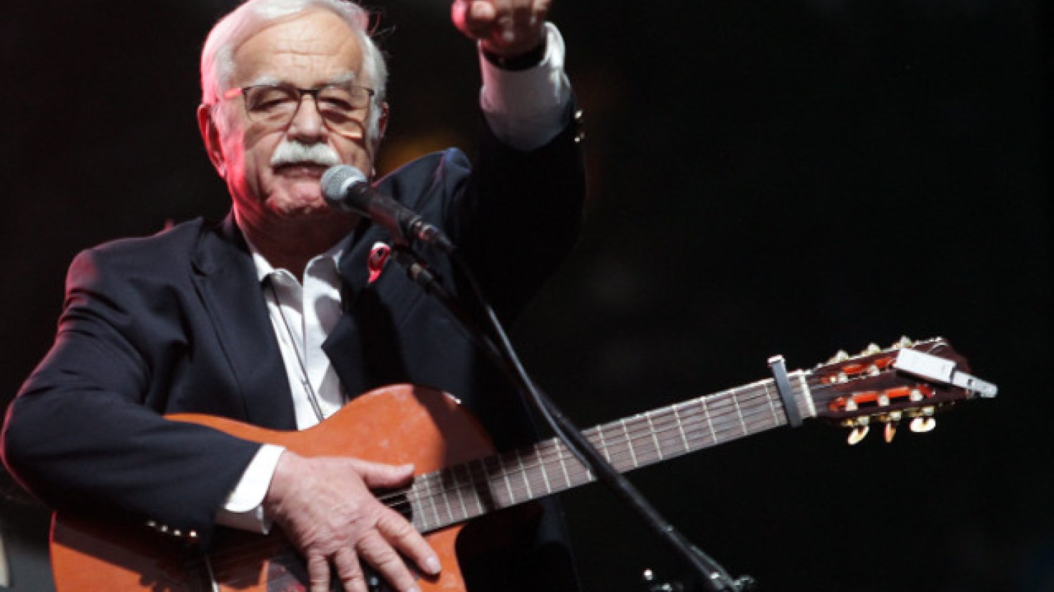 Jan Pietrzak z nieodłączną gitarą.