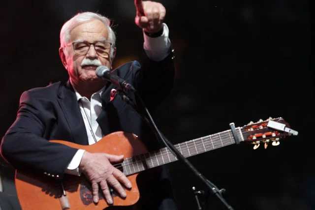 Jan Pietrzak z nieodłączną gitarą.