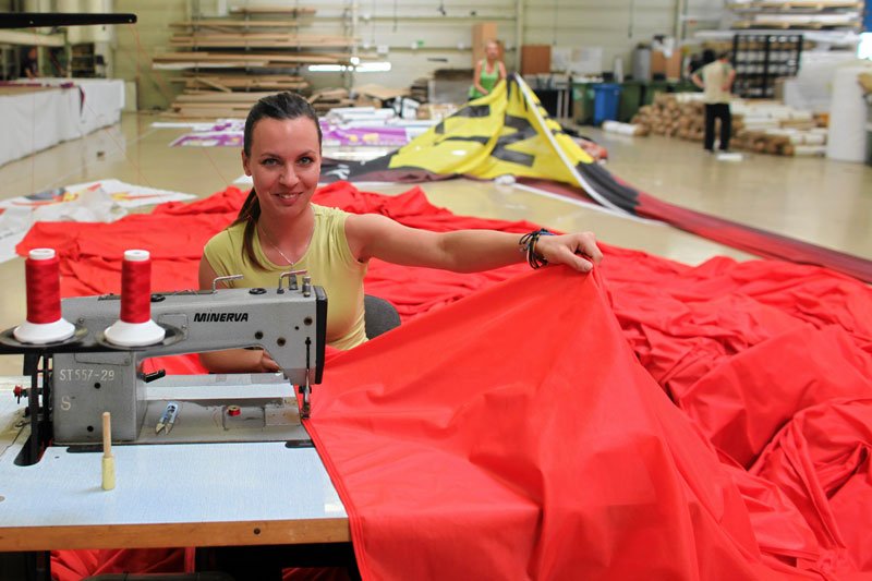 Pani Marzena pomagała w tworzeniu wielkiej biało-czerwonej flagi