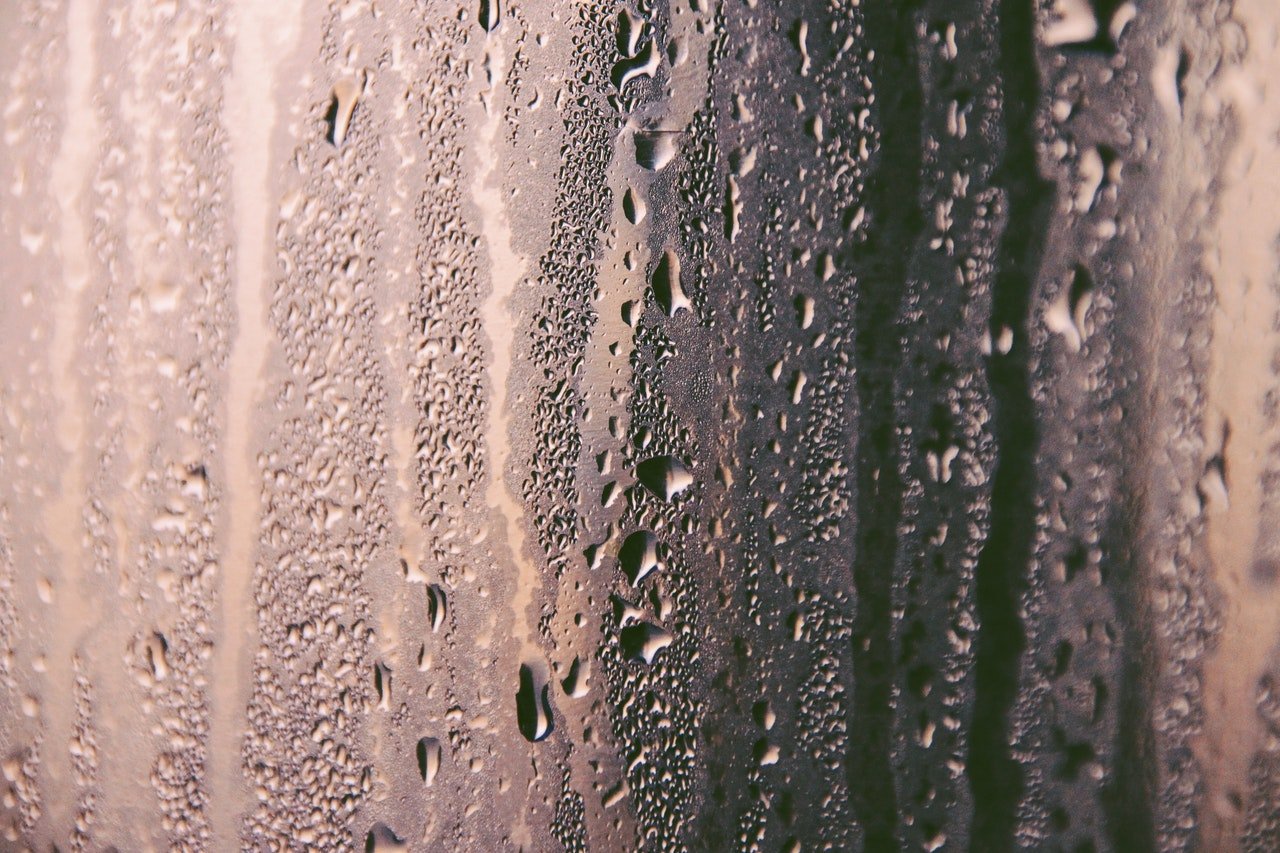 Widzisz wilgoć na oknach zaraz po przebudzeniu? Wiemy, jak temu zaradzić!