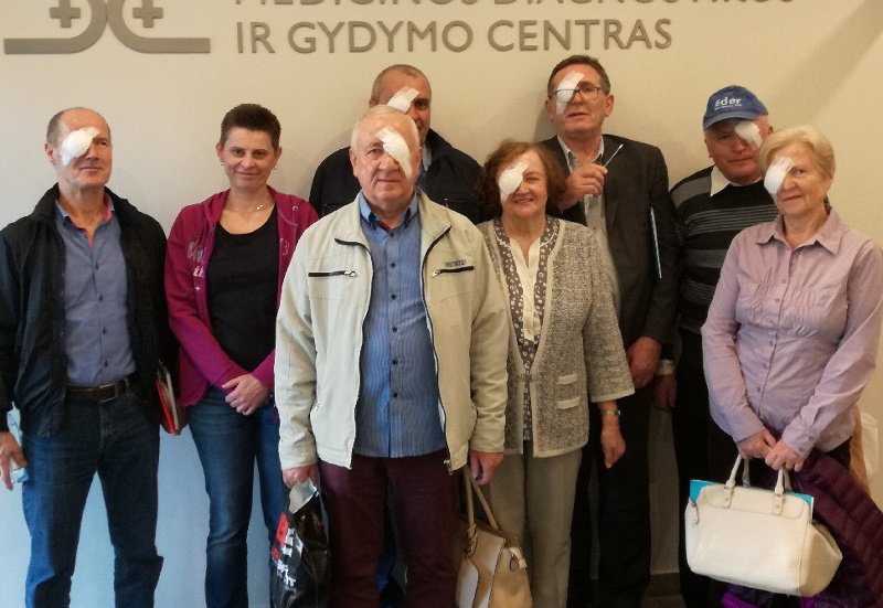 Grupa pacjentów po operacji zaćmy na Litwie.