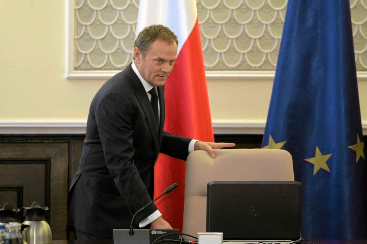 Szef rządu Donald Tusk w swojej kancelarii.