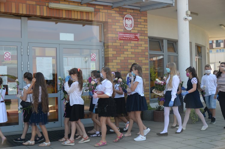 67 uczniów z podstawówki w Dobrzeniu Wielkim na kwarantannie. Zakażony był ksiądz.