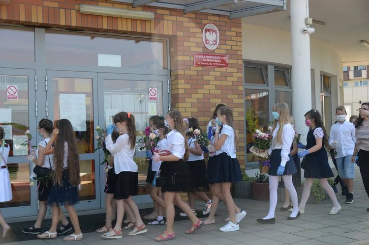 67 uczniów z podstawówki w Dobrzeniu Wielkim na kwarantannie. Zakażony był ksiądz.