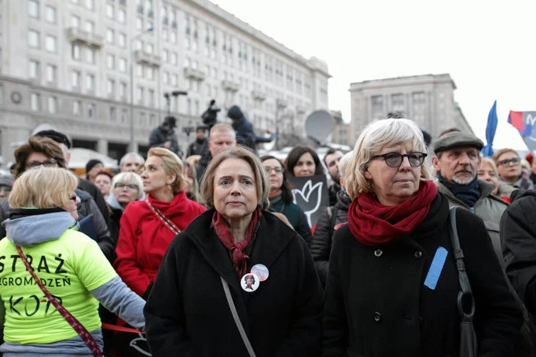 Urszula Nowakowska, dyrektorka Centrum Praw Kobiet (po prawej) u boku Wandy Nowickiej, przewodniczącej Federacji na rzecz Kobiet i Planowania Rodziny na marszu z okazji Dnia Kobiet.