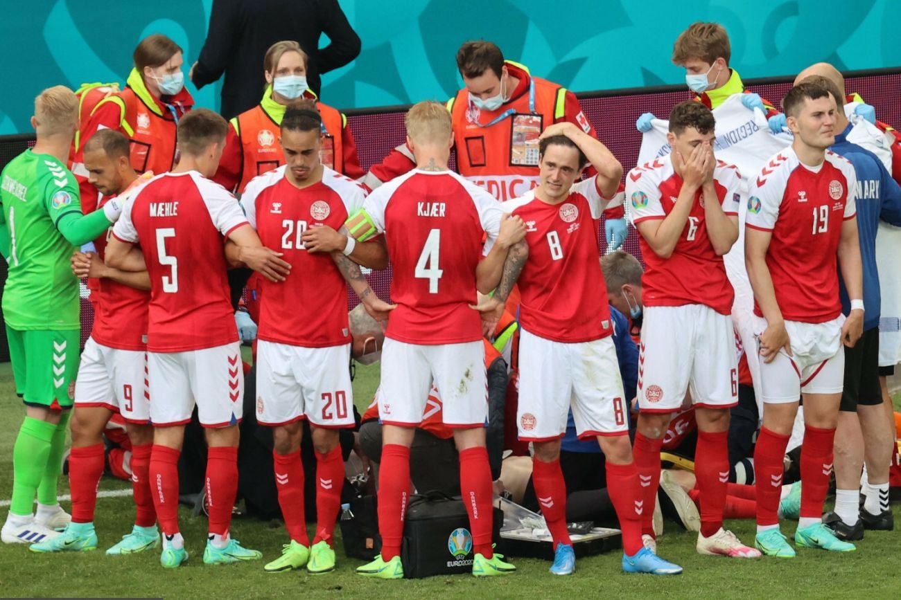Duńscy piłkarze osłaniają medyków walczących o zdrowie Christiana Eriksena