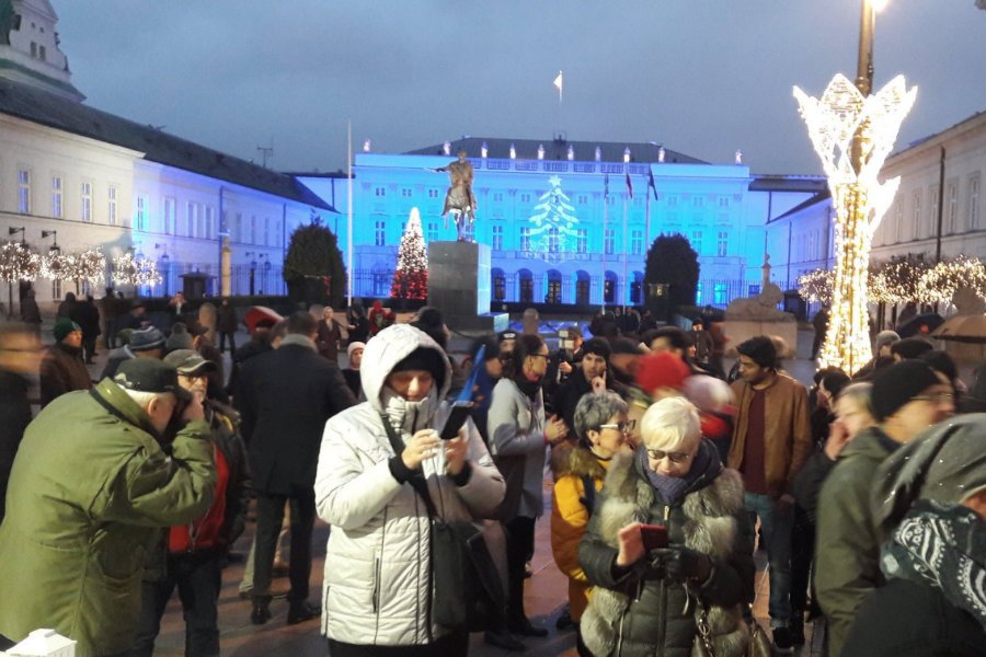 Protestujący sprzeciwiają się pisowskim zmianom w sądach.