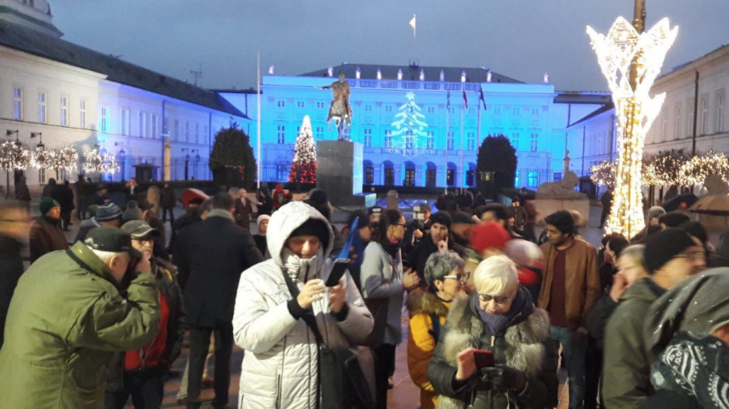 Protestujący sprzeciwiają się pisowskim zmianom w sądach.