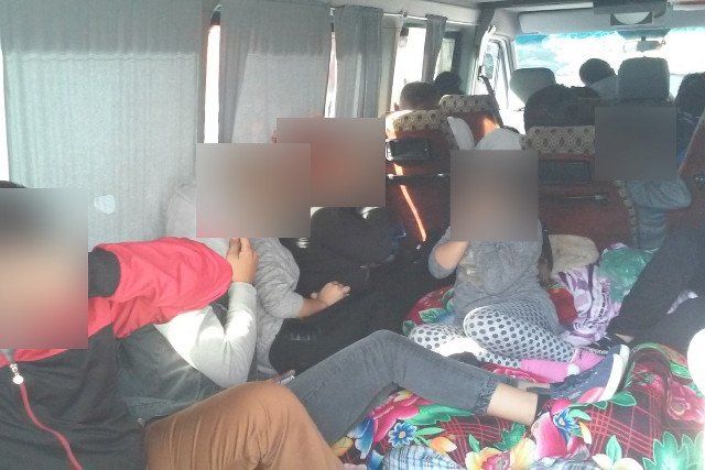 Tak po Polsce wożą się Bułgarzy – w 9-osobowym samochodzie kierowca przewoził... 22 osoby, w tym pięcioro dzieci